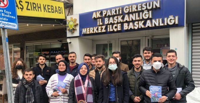 AK Parti Broşürler Dağıtıyor
