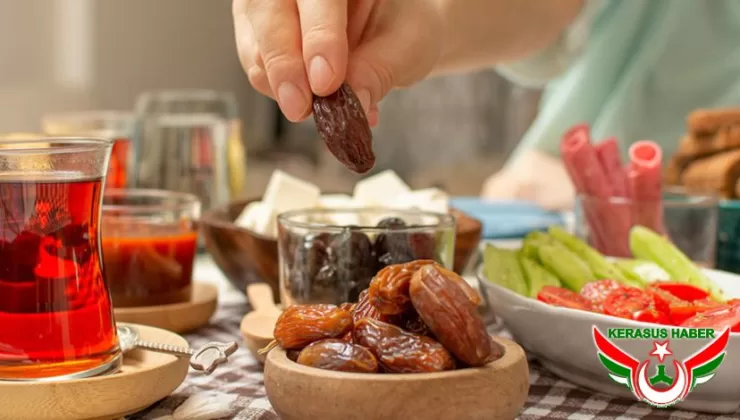 Ramazan’da İftarda Hızlı Yemek Kilo Aldırıyor