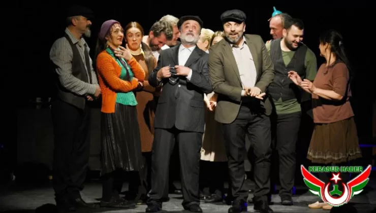 Tiyatro Günleri Tüm Coşkusuyla Sürüyor